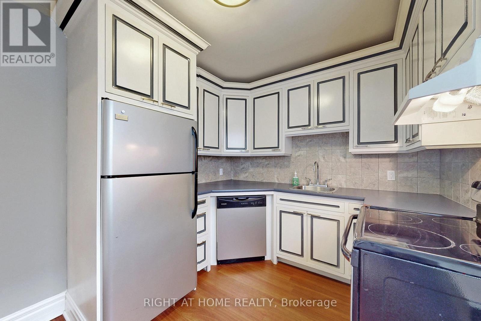 #a - 255 Lakeshore Road E, Mississauga, Ontario L5G 1G8 - Photo 13 - W13470256