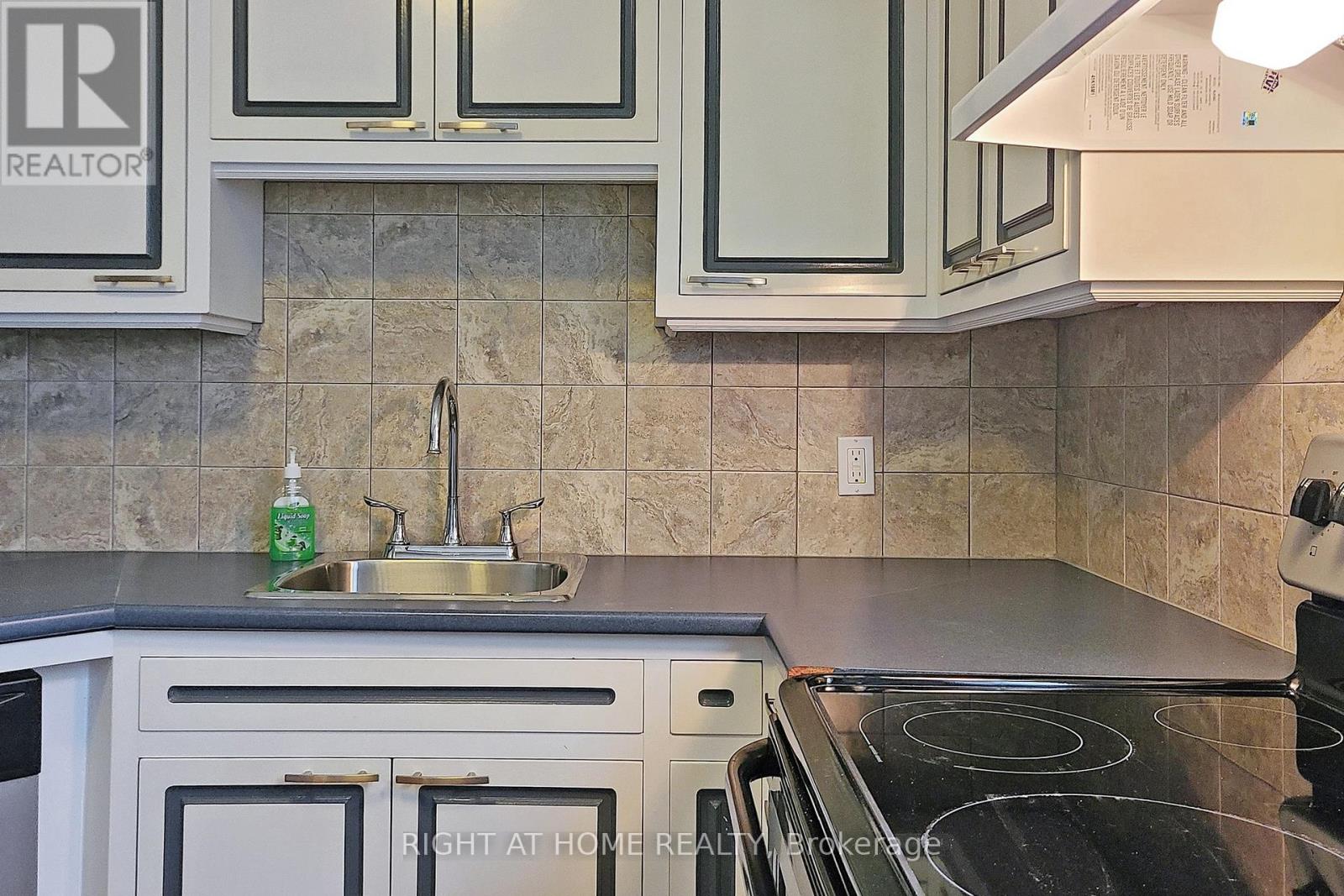 #a - 255 Lakeshore Road E, Mississauga, Ontario L5G 1G8 - Photo 18 - W13470256