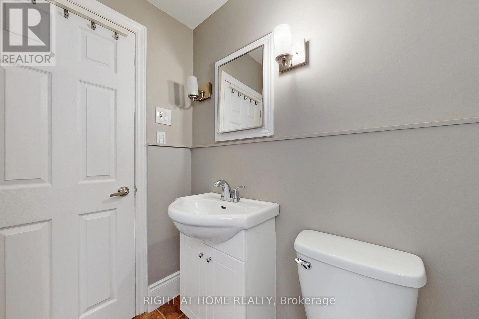 #a - 255 Lakeshore Road E, Mississauga, Ontario L5G 1G8 - Photo 28 - W13470256