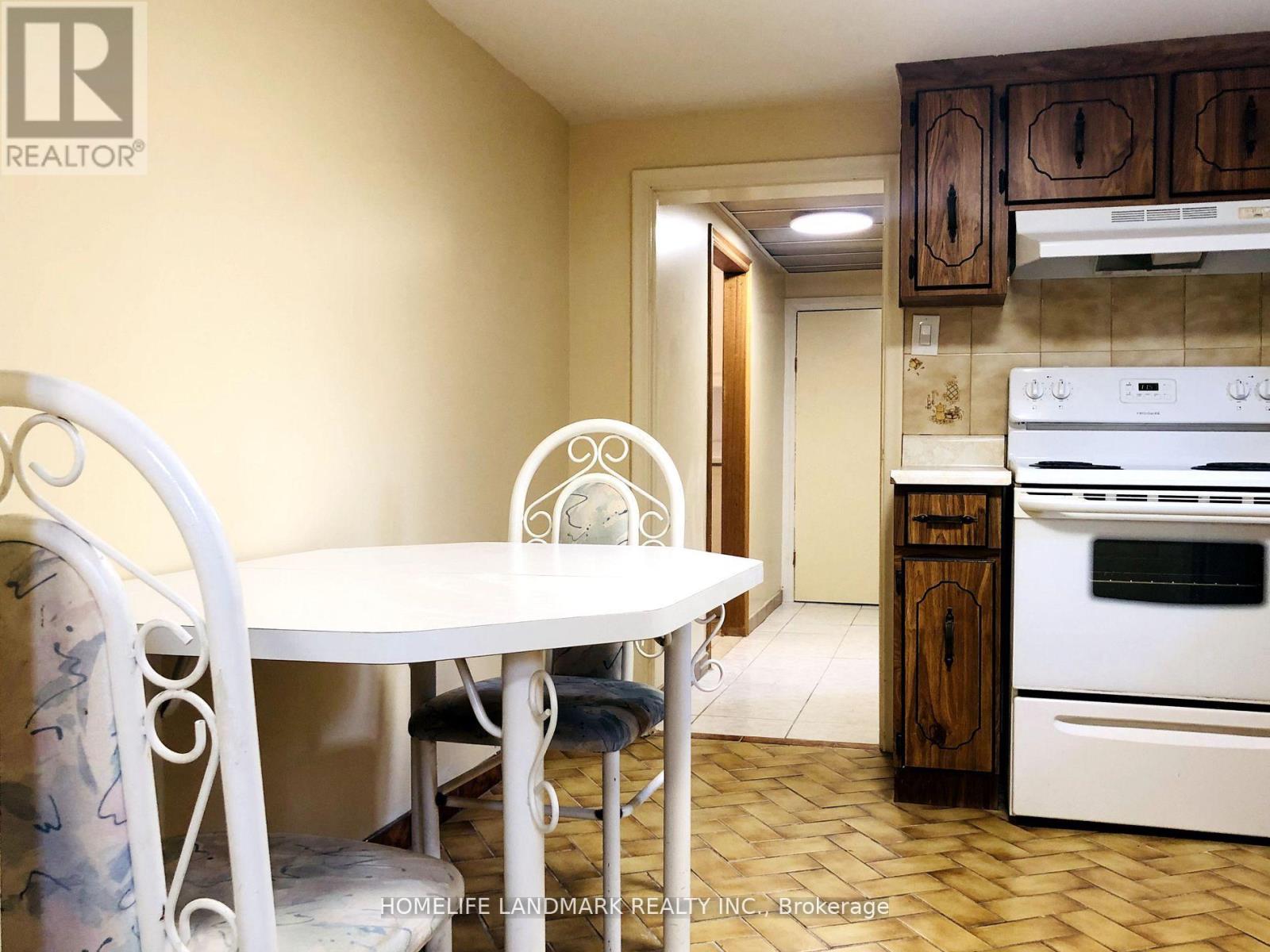 Bsmt - 8 Plainfield Road, Toronto, Ontario M9N 1G7 - Photo 8 - W13470258