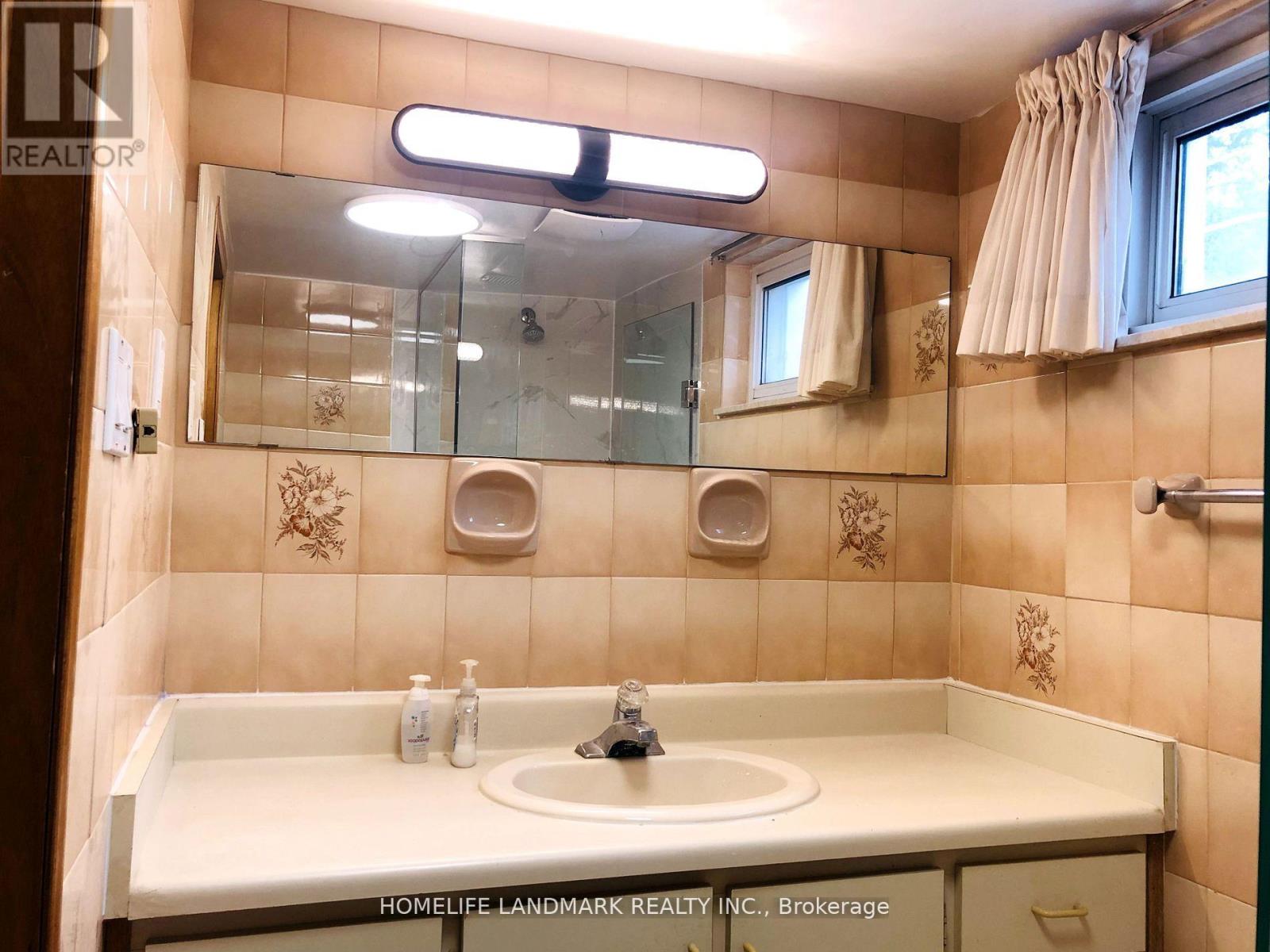 Bsmt - 8 Plainfield Road, Toronto, Ontario M9N 1G7 - Photo 9 - W13470258