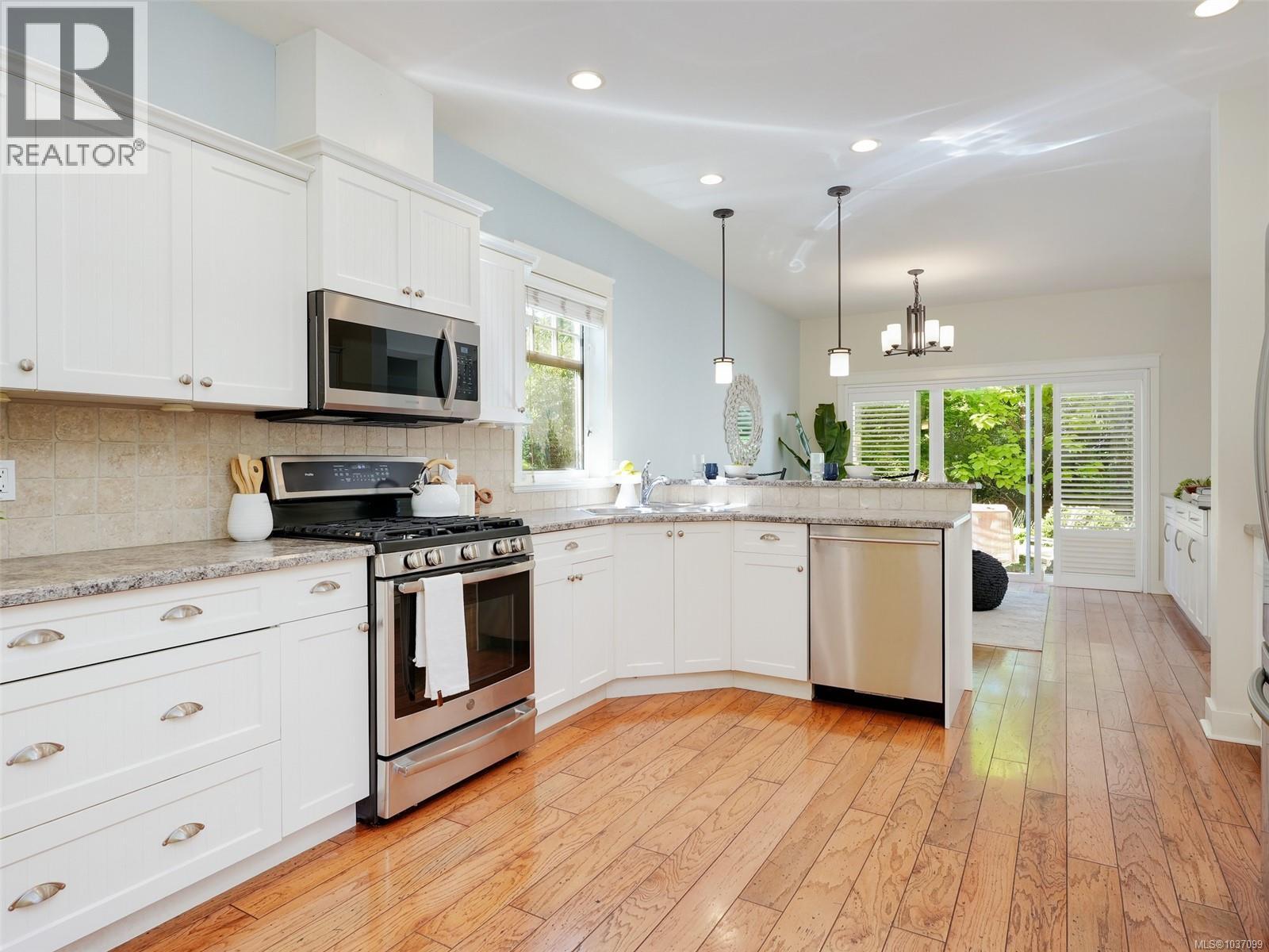 566 Caselton Pl, Saanich, British Columbia  V8Z 7Y5 - Photo 11 - 1037099