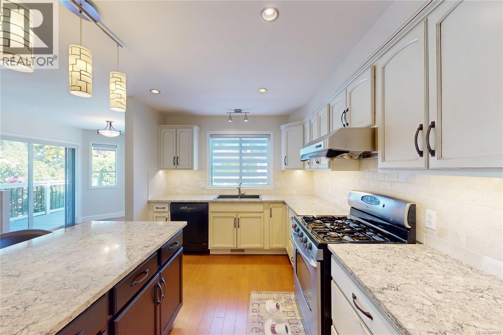 4767 Elliot Pl, Saanich, British Columbia  V8Y 3E4 - Photo 11 - 1040961