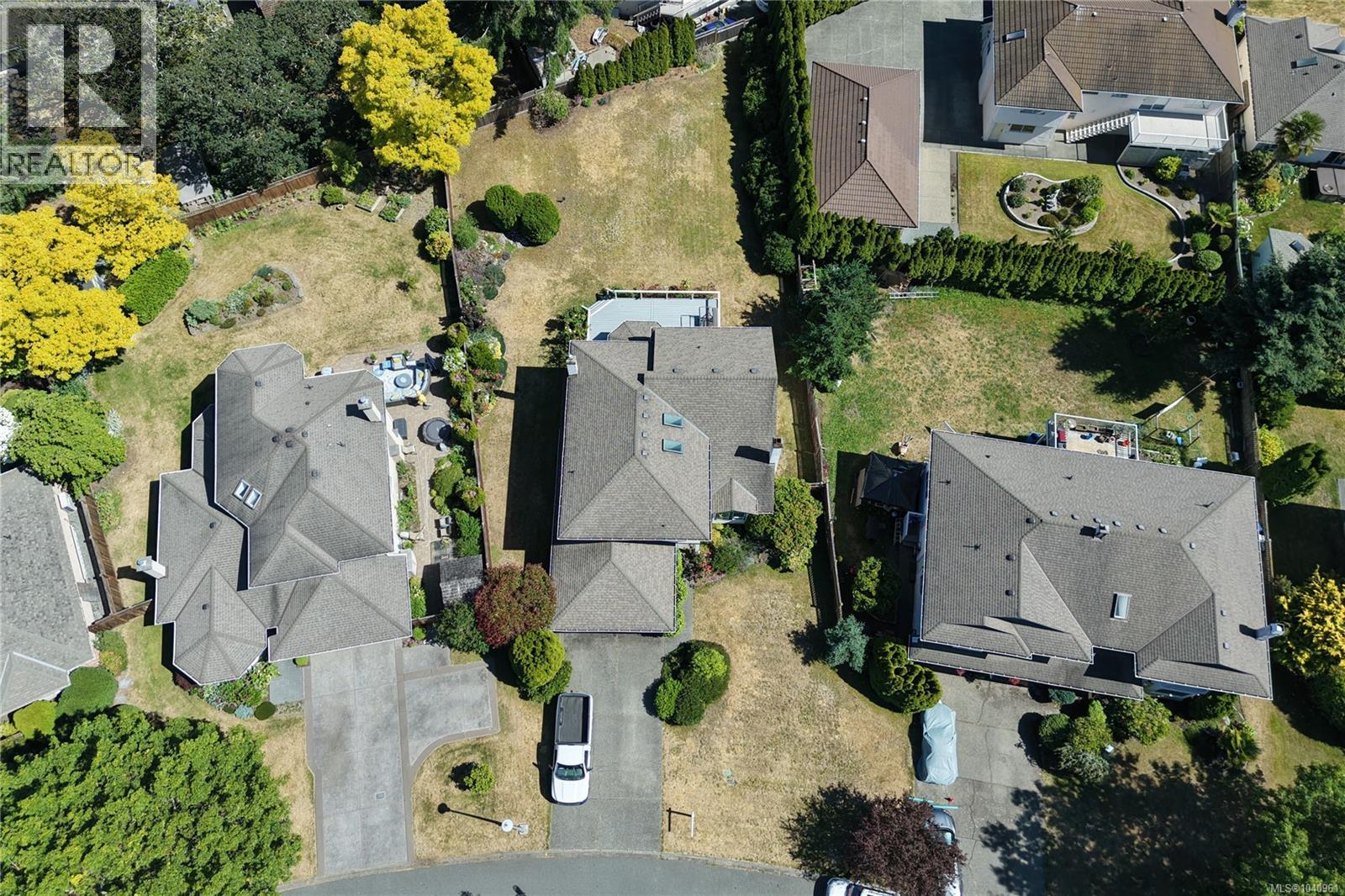 4767 Elliot Pl, Saanich, British Columbia  V8Y 3E4 - Photo 2 - 1040961