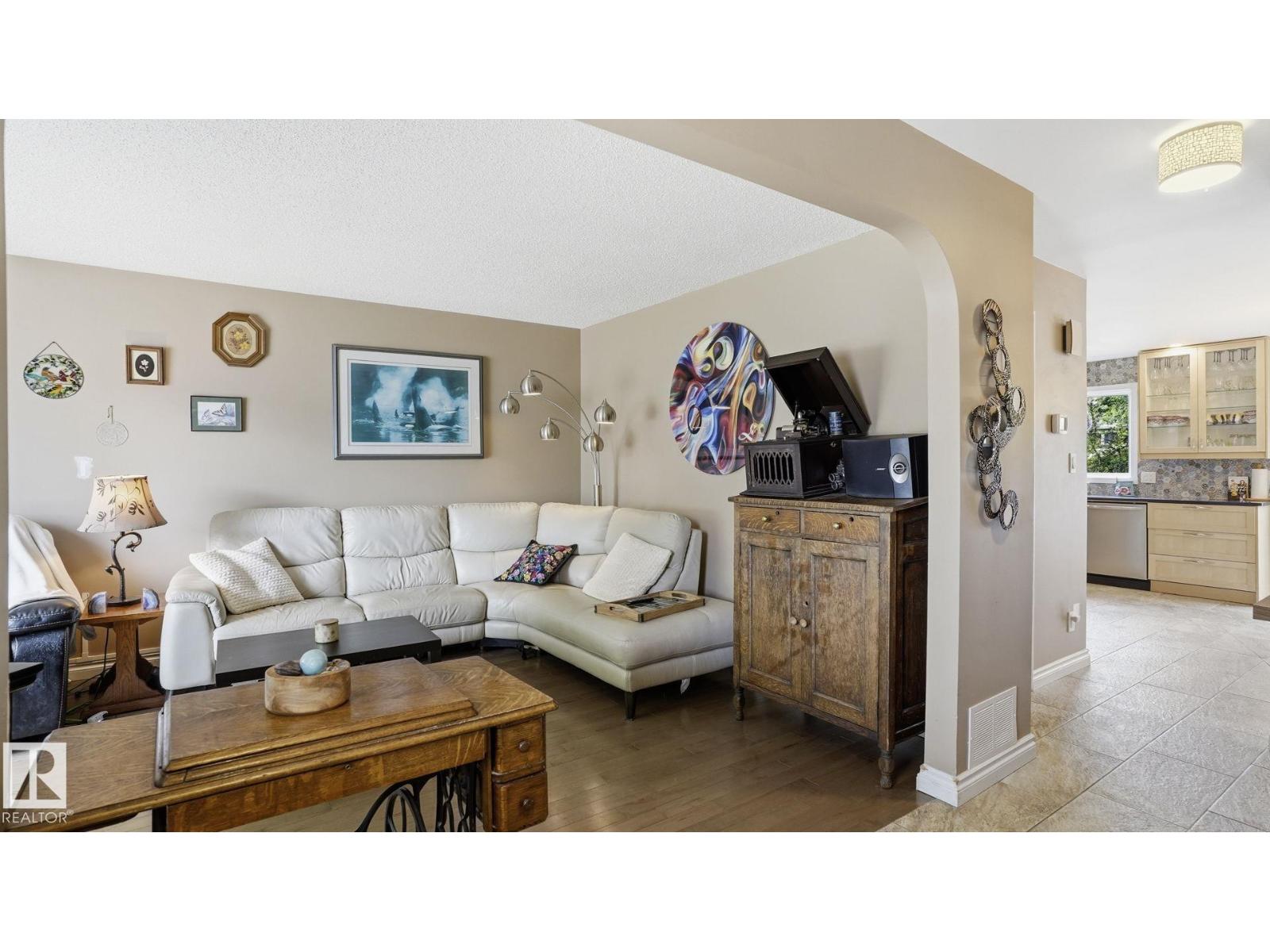 1827 36 St Nw Nw, Edmonton, Alberta  T6L 3M9 - Photo 2 - E4494872