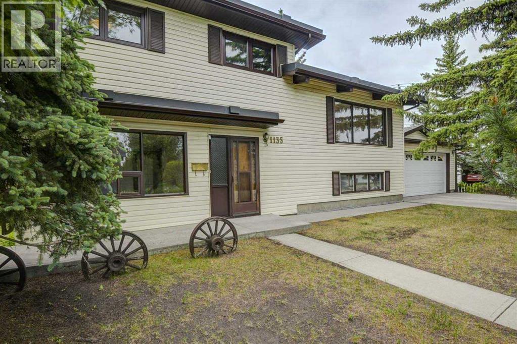 1135 Southglen Drive SW, Calgary, Alberta  T2W 0X2 - Photo 2 - A2322162