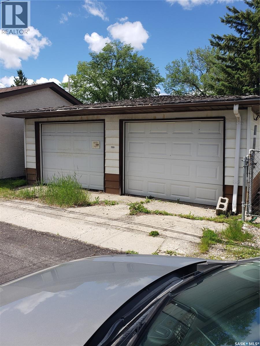 769 Queen Street, Regina, Saskatchewan S4T 4A4 - Photo 2 - SK040155