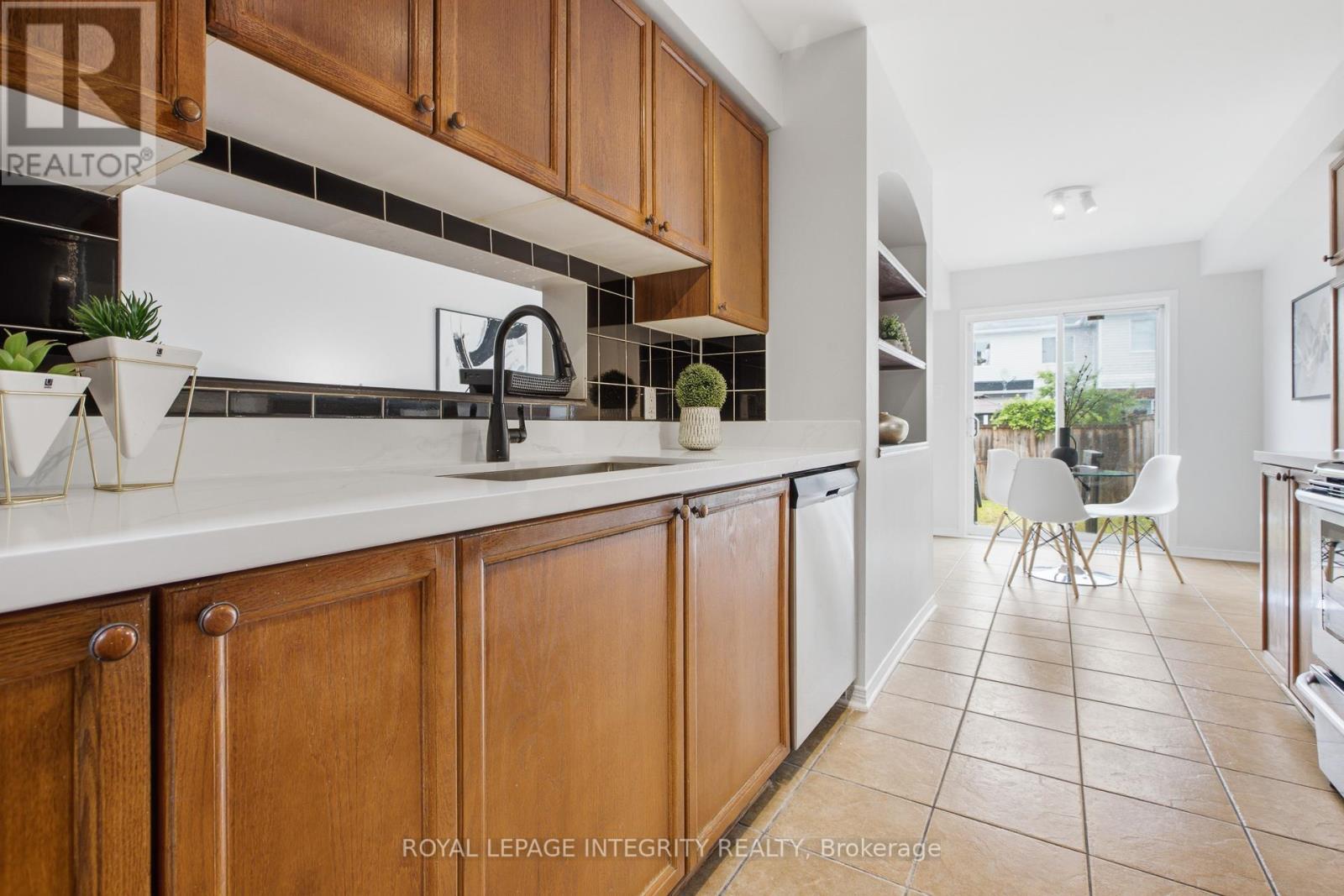92 Inverkip Avenue, Ottawa, Ontario  K1T 4C3 - Photo 11 - X13470414