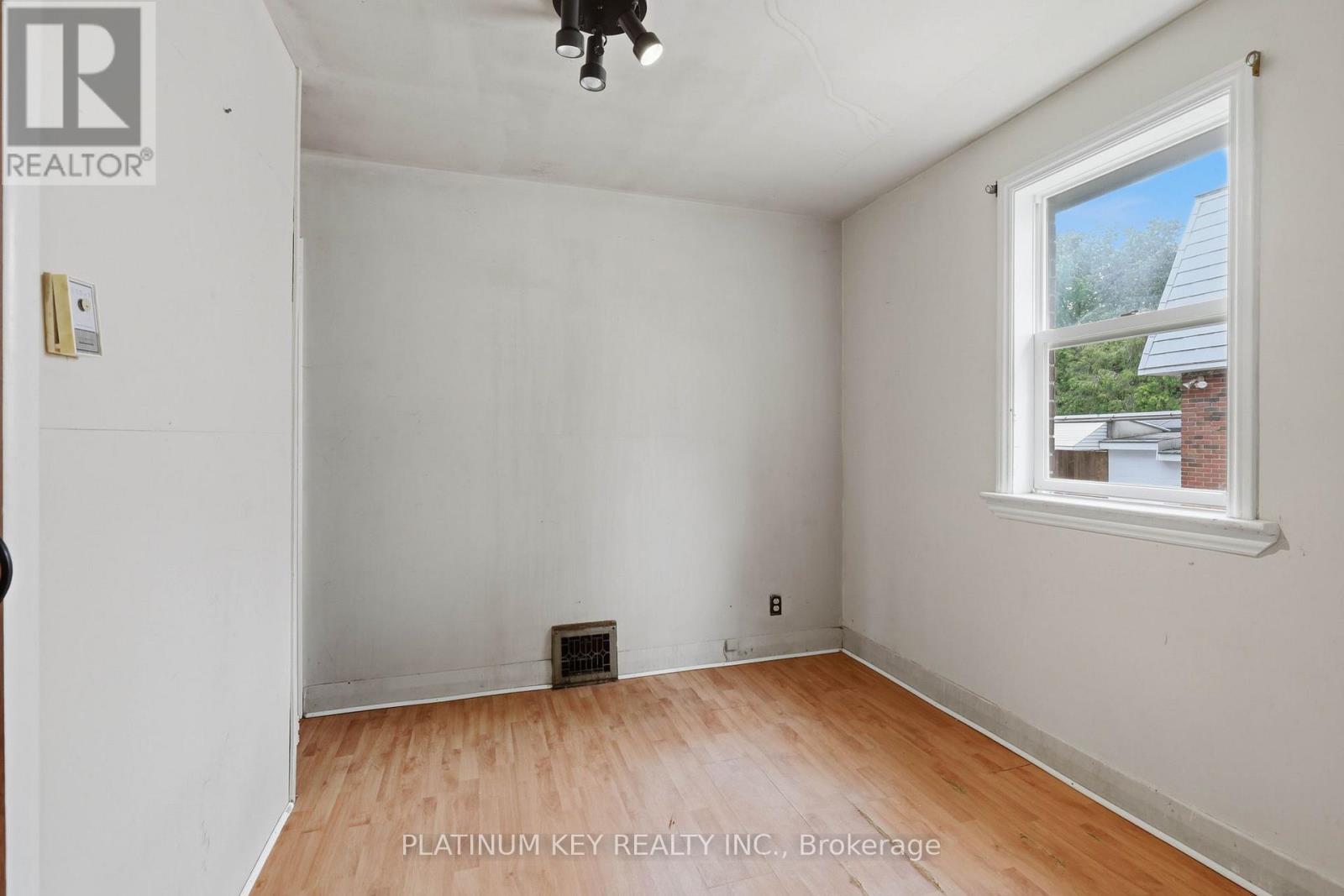 1271 Crumlin Side Road, London East, Ontario  N5V 1R6 - Photo 8 - X13470474