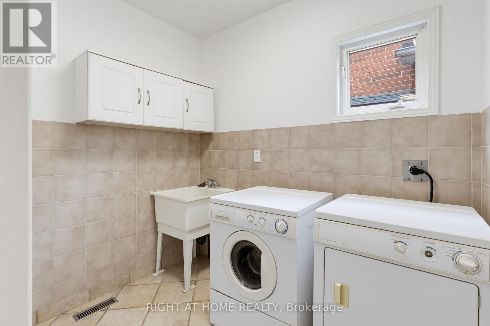 1087 Augustus Drive, Burlington, Ontario  L7S 2L2 - Photo 23 - W13470544