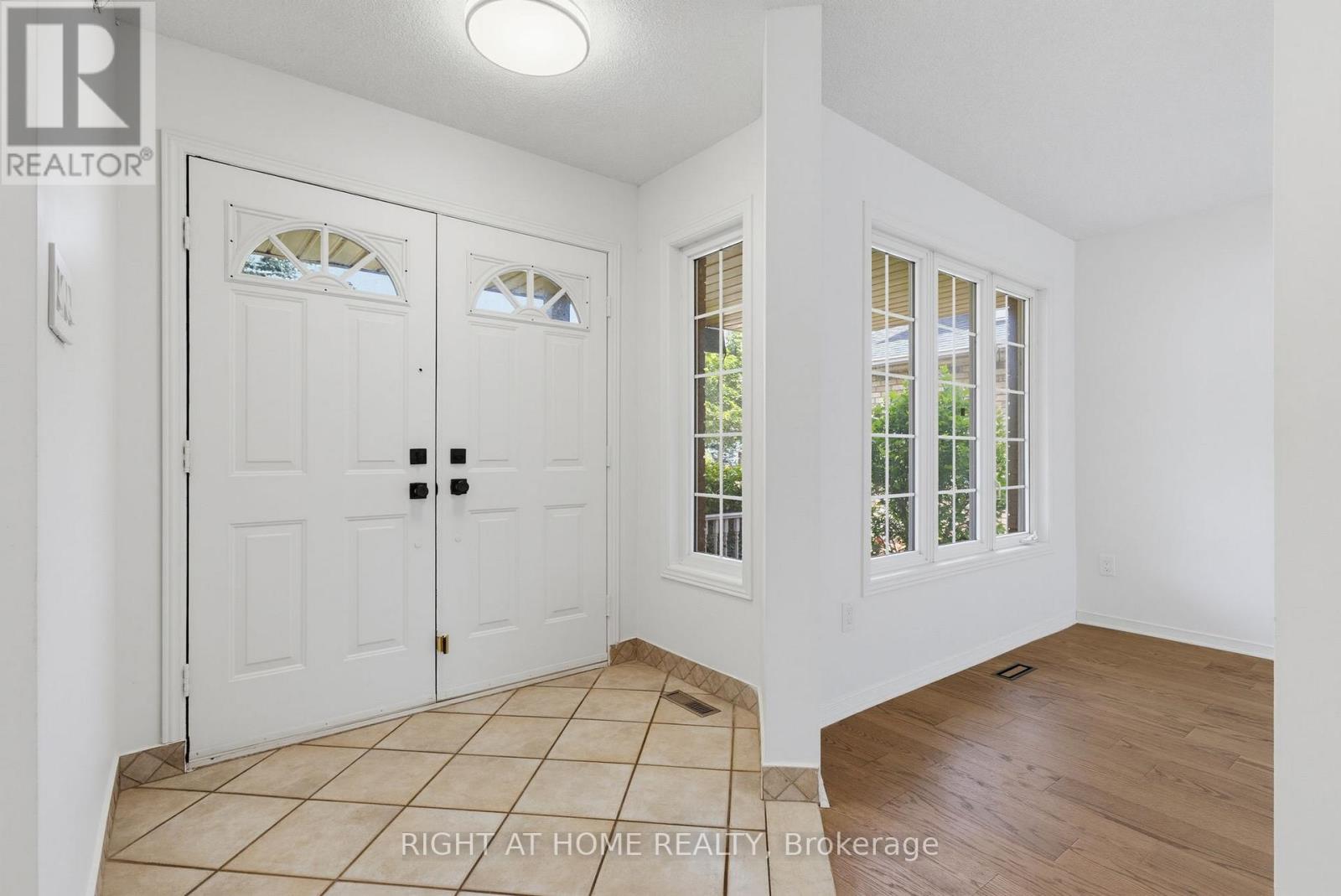 1087 Augustus Drive, Burlington, Ontario  L7S 2L2 - Photo 7 - W13470544