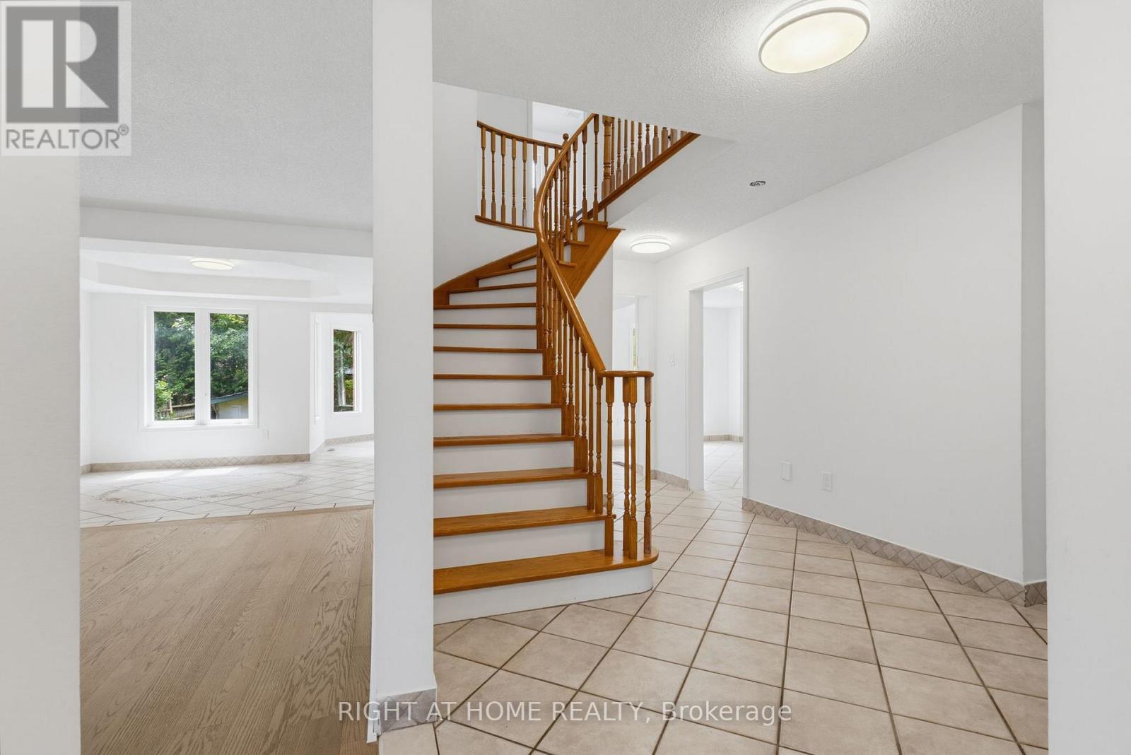 1087 Augustus Drive, Burlington, Ontario  L7S 2L2 - Photo 8 - W13470544