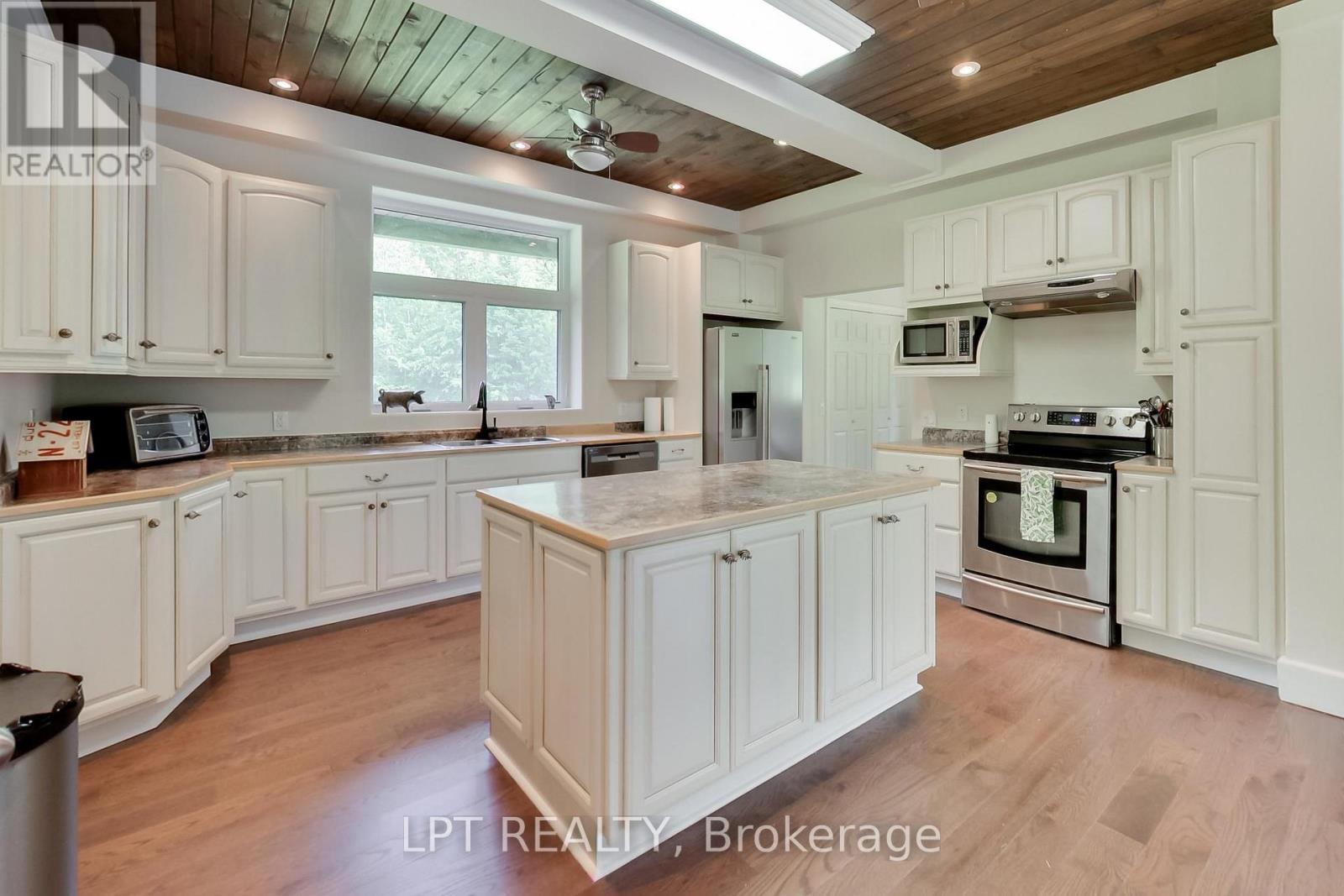 1039 Ben Lake Road E, Gravenhurst, Ontario  P1P 1R3 - Photo 13 - X13470534