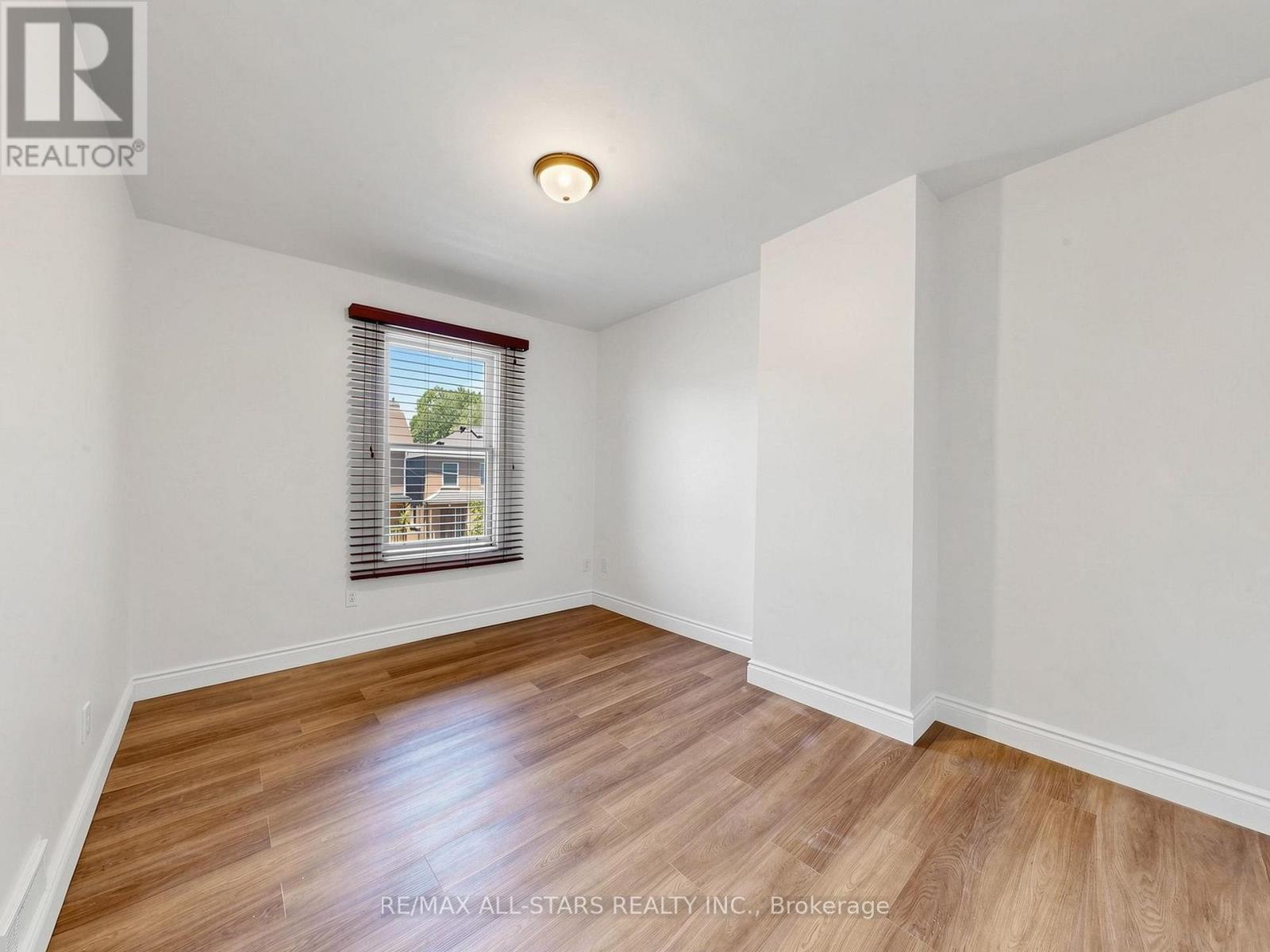 9 Cherry Nook Gardens, Toronto, Ontario  M4L 1J5 - Photo 14 - E13468734