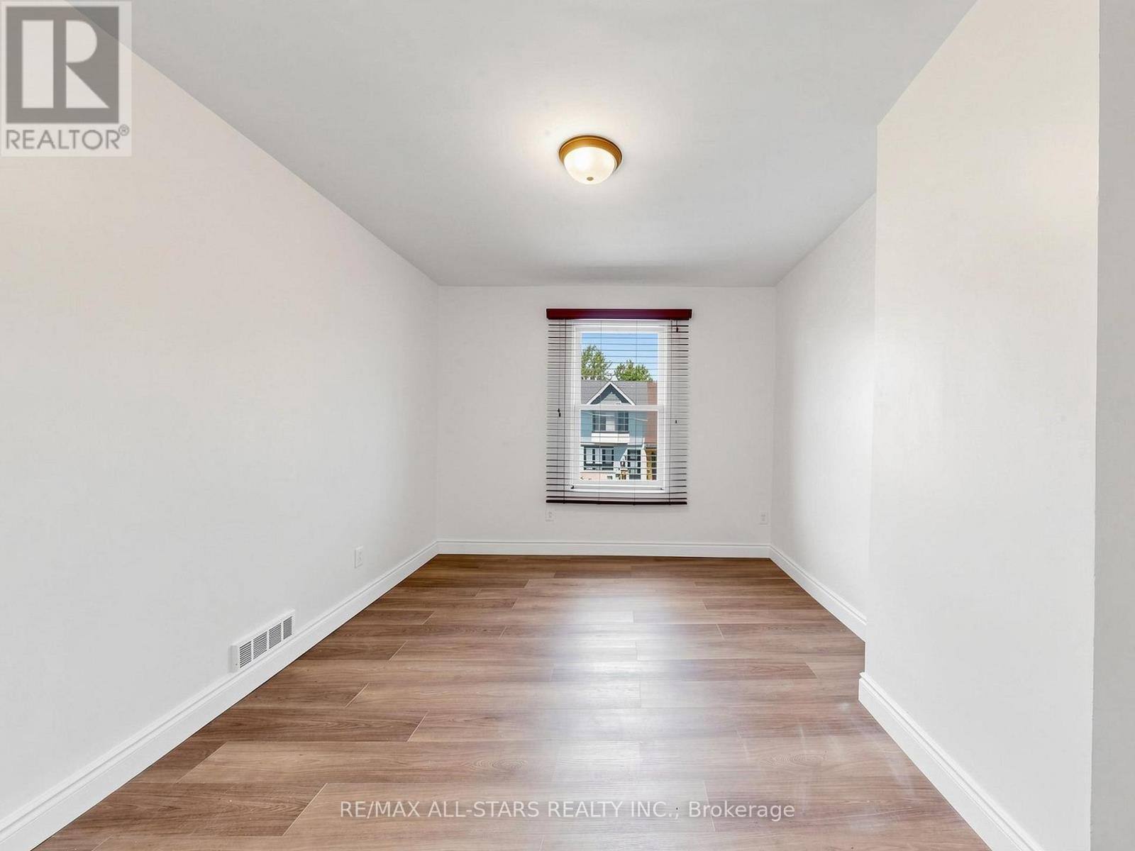 9 Cherry Nook Gardens, Toronto, Ontario  M4L 1J5 - Photo 16 - E13468734
