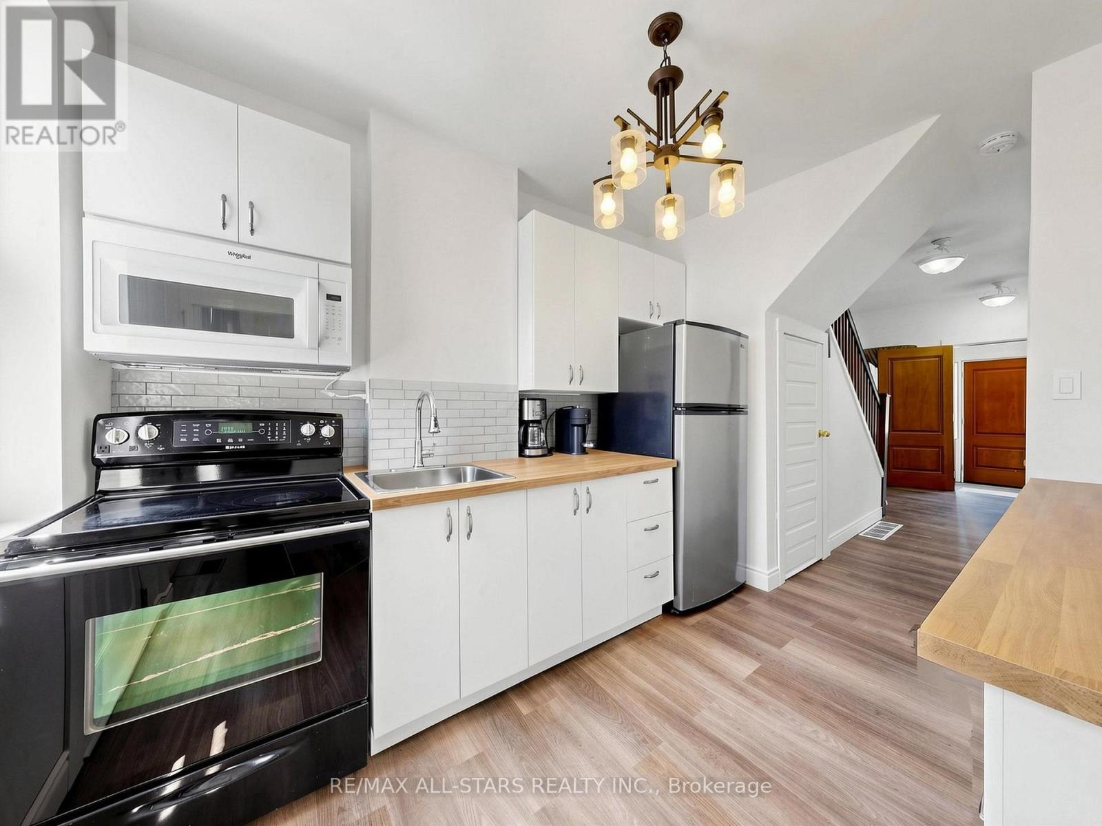 9 Cherry Nook Gardens, Toronto, Ontario  M4L 1J5 - Photo 4 - E13468734