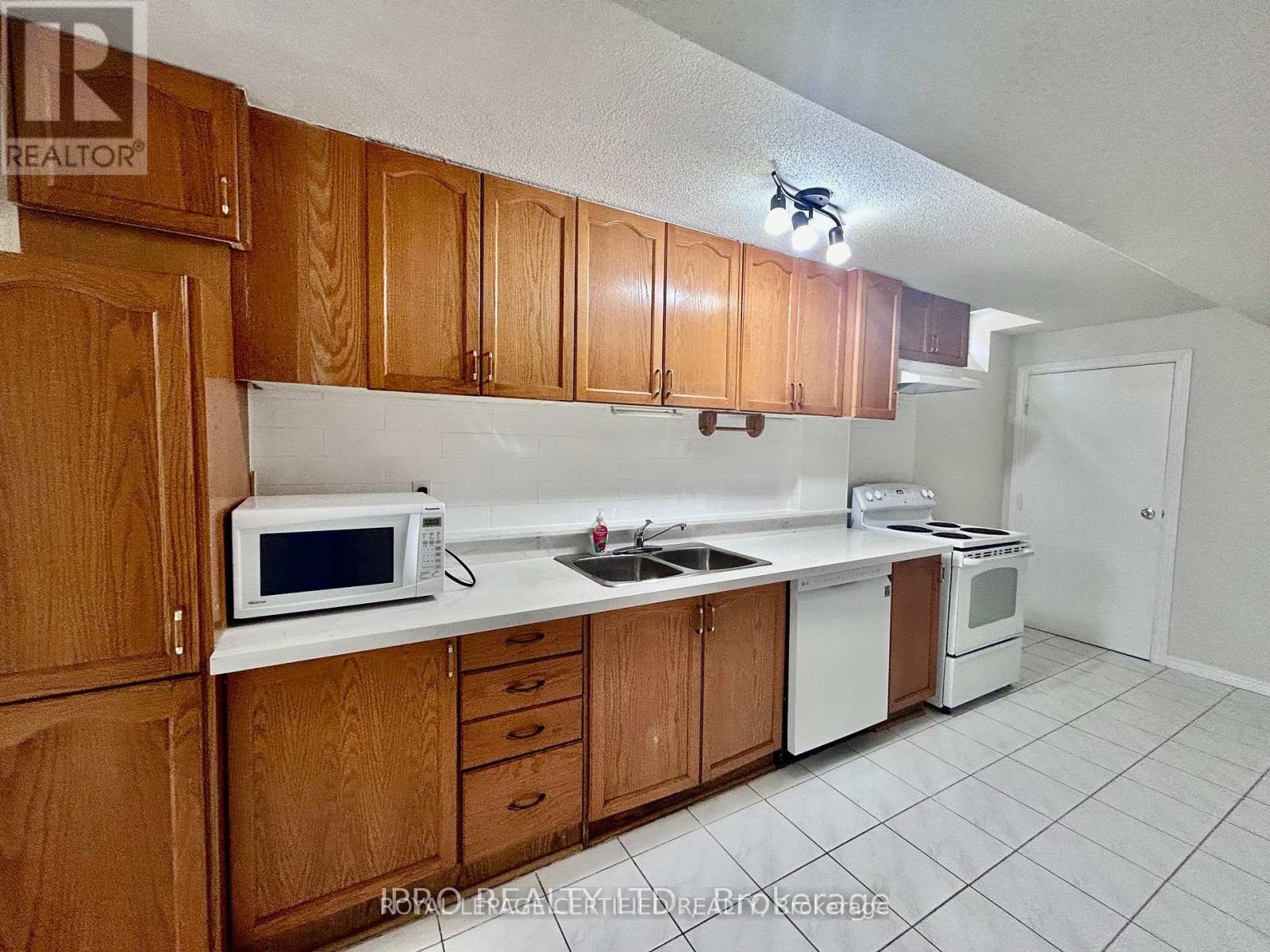 Bsmt - 961 Stargazer Drive, Mississauga, Ontario  L5V 1E9 - Photo 10 - W13469282