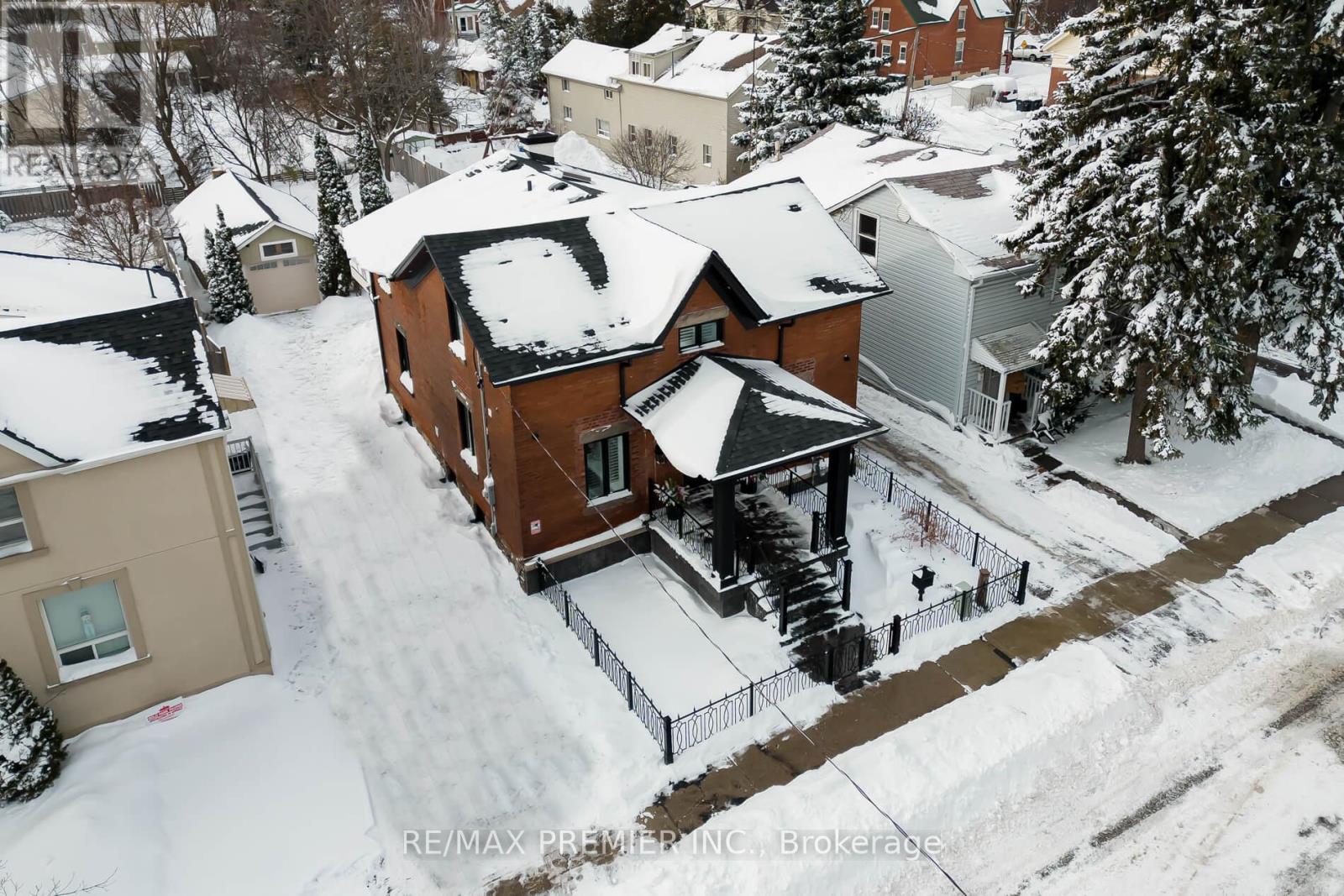 21 Elizabeth Street N, Brampton, Ontario L6X 1S1 - Photo 2 - W13470650