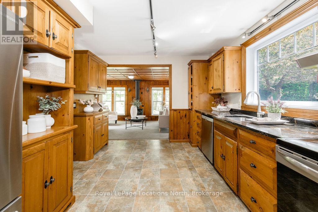 75 Burke Street, Penetanguishene, Ontario  L9M 1B3 - Photo 4 - S13470140