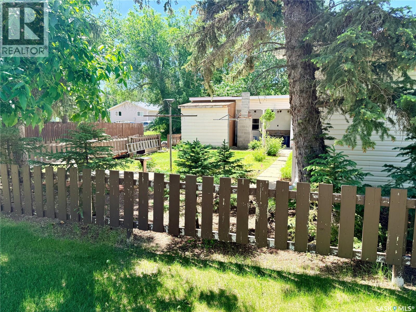 201 3rd Street E, Ponteix, Saskatchewan S0N 1Z0 - Photo 24 - SK039664