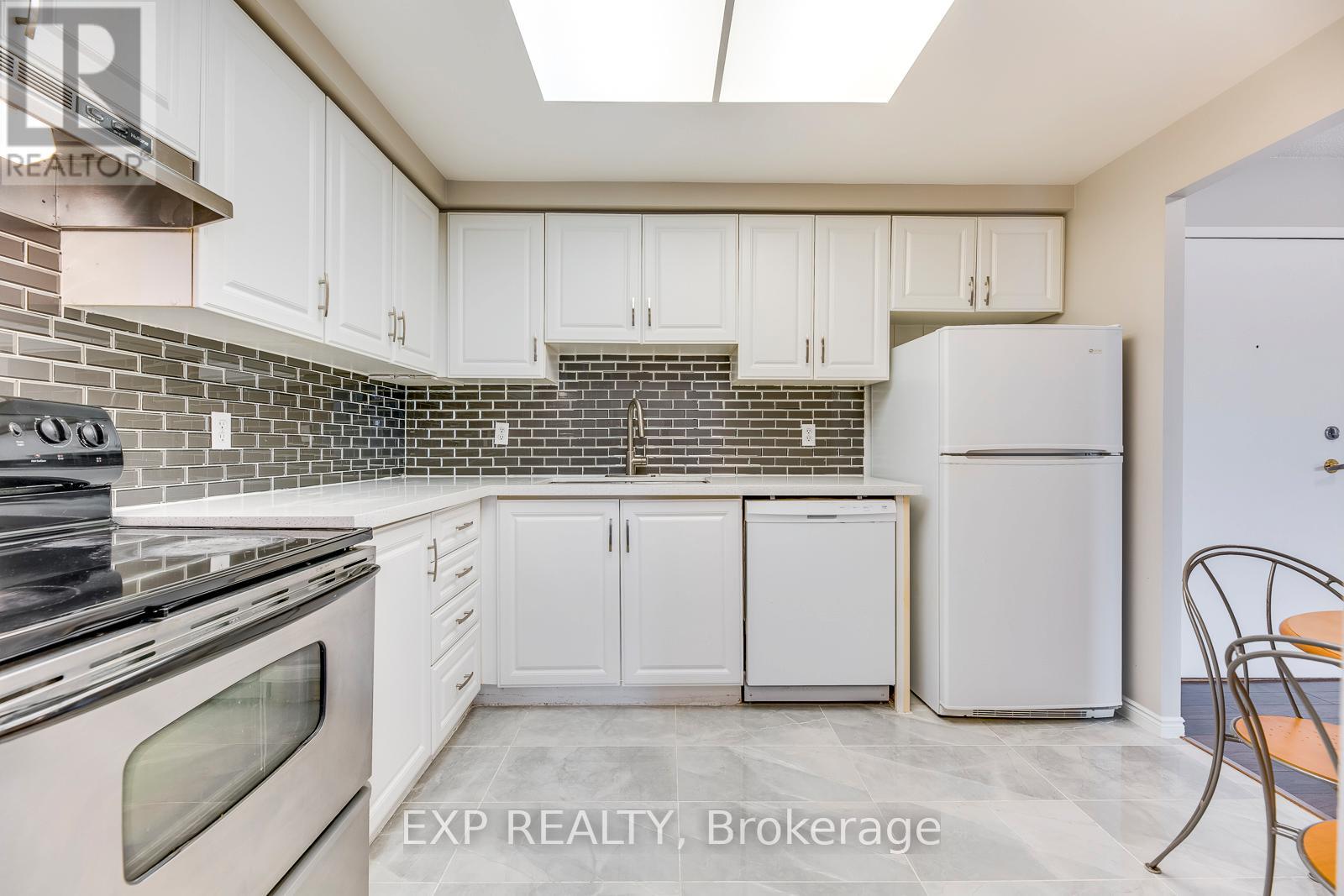 205 - 135 Hillcrest Avenue, Mississauga, Ontario  L5B 4B1 - Photo 8 - W13470776