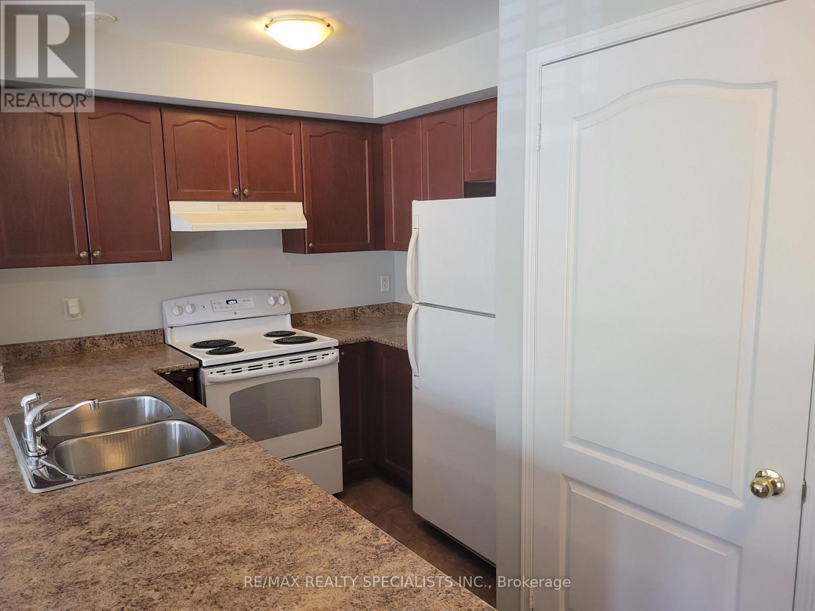 6 - 3250 Bentley Drive, Mississauga, Ontario L5M 0P7 - Photo 2 - W13470778
