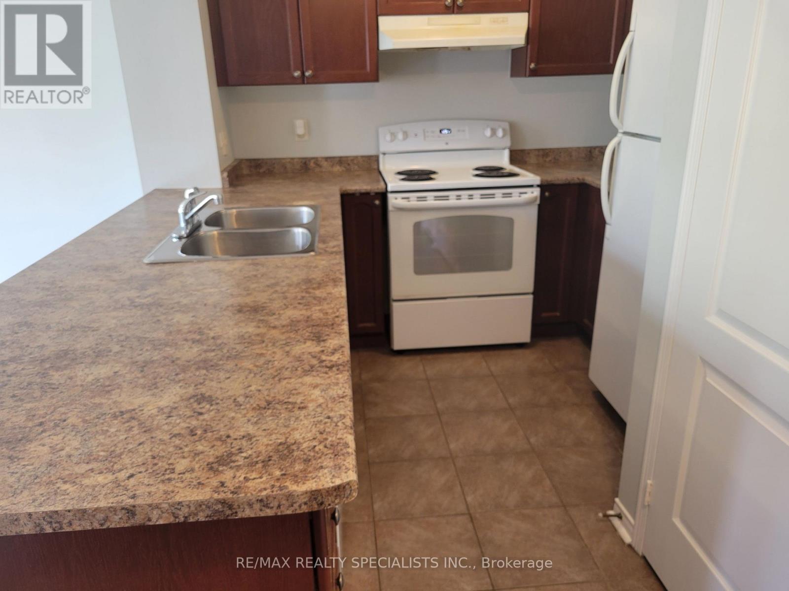 6 - 3250 Bentley Drive, Mississauga, Ontario L5M 0P7 - Photo 4 - W13470778