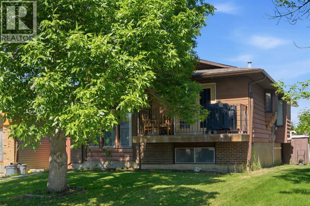 20 Berkshire Court Nw, Calgary, Alberta  T3K 1Z5 - Photo 4 - A2320921