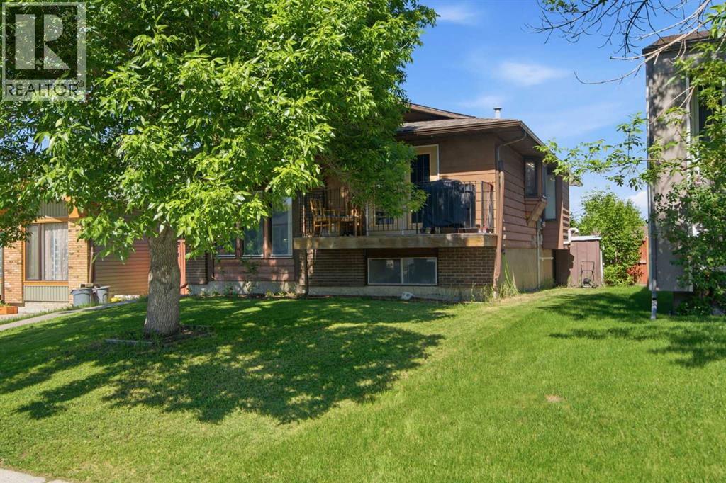 20 Berkshire Court Nw, Calgary, Alberta  T3K 1Z5 - Photo 5 - A2320921