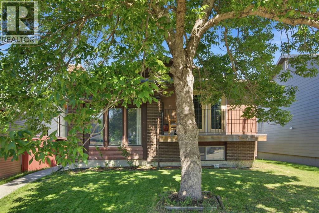 20 Berkshire Court Nw, Calgary, Alberta  T3K 1Z5 - Photo 2 - A2320921