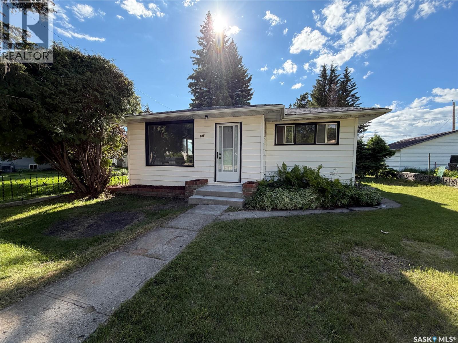 206 Watson Street, Lipton, Saskatchewan S0G 3B0 - Photo 2 - SK040180