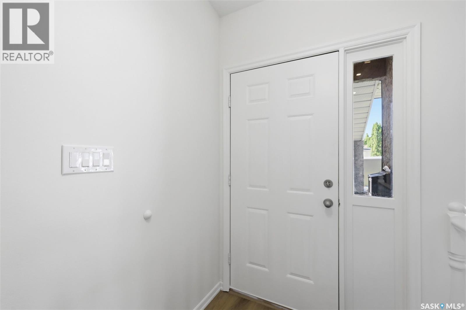 235 Bronson Way, Saskatoon, Saskatchewan S7J 5E5 - Photo 2 - SK040122