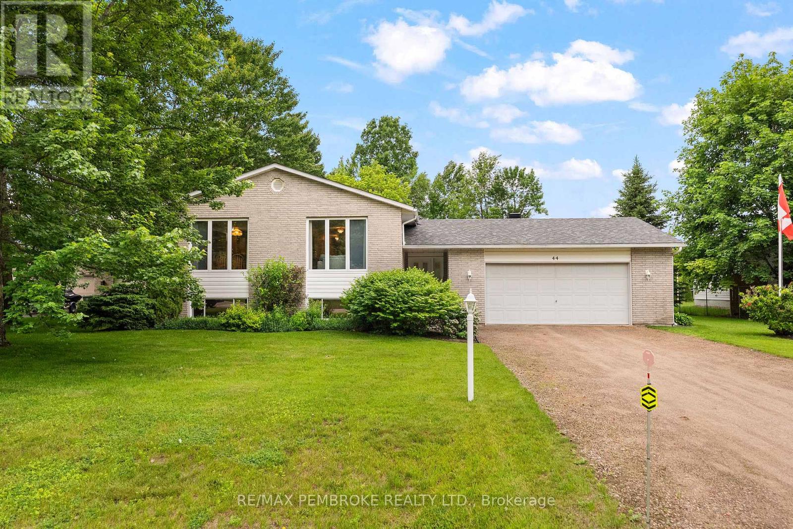 44 Ravenwood Crescent, Petawawa, Ontario