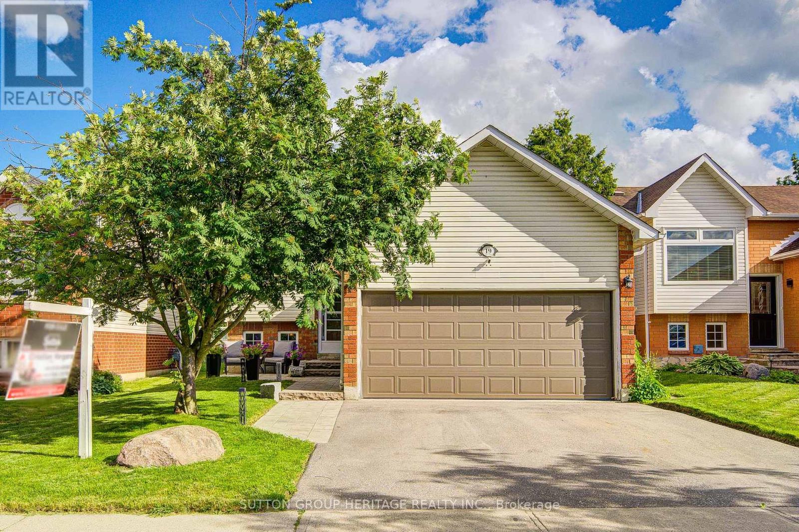 19 Hooper Square, Clarington, Ontario  L1C 4X7 - Photo 2 - E13471208
