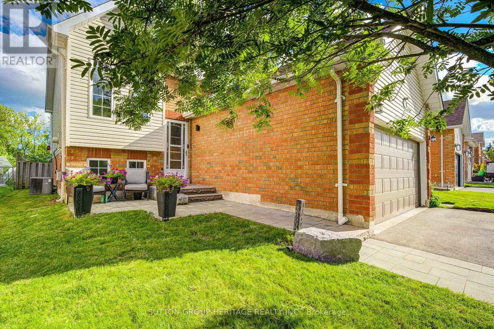 19 Hooper Square, Clarington, Ontario  L1C 4X7 - Photo 3 - E13471208