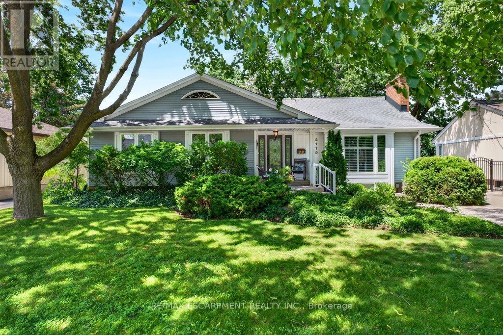 2119 Paisley Avenue, Burlington, Ontario L7R 1W1 - Photo 2 - W12976084