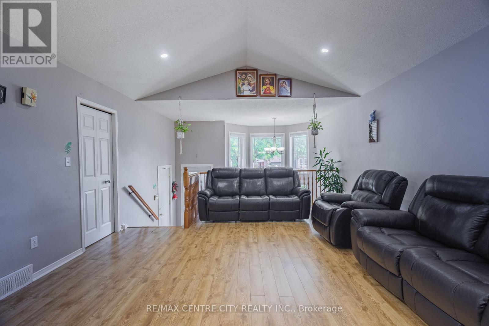 18 Kennedy Place, London East, Ontario  N5V 4W1 - Photo 4 - X13448176
