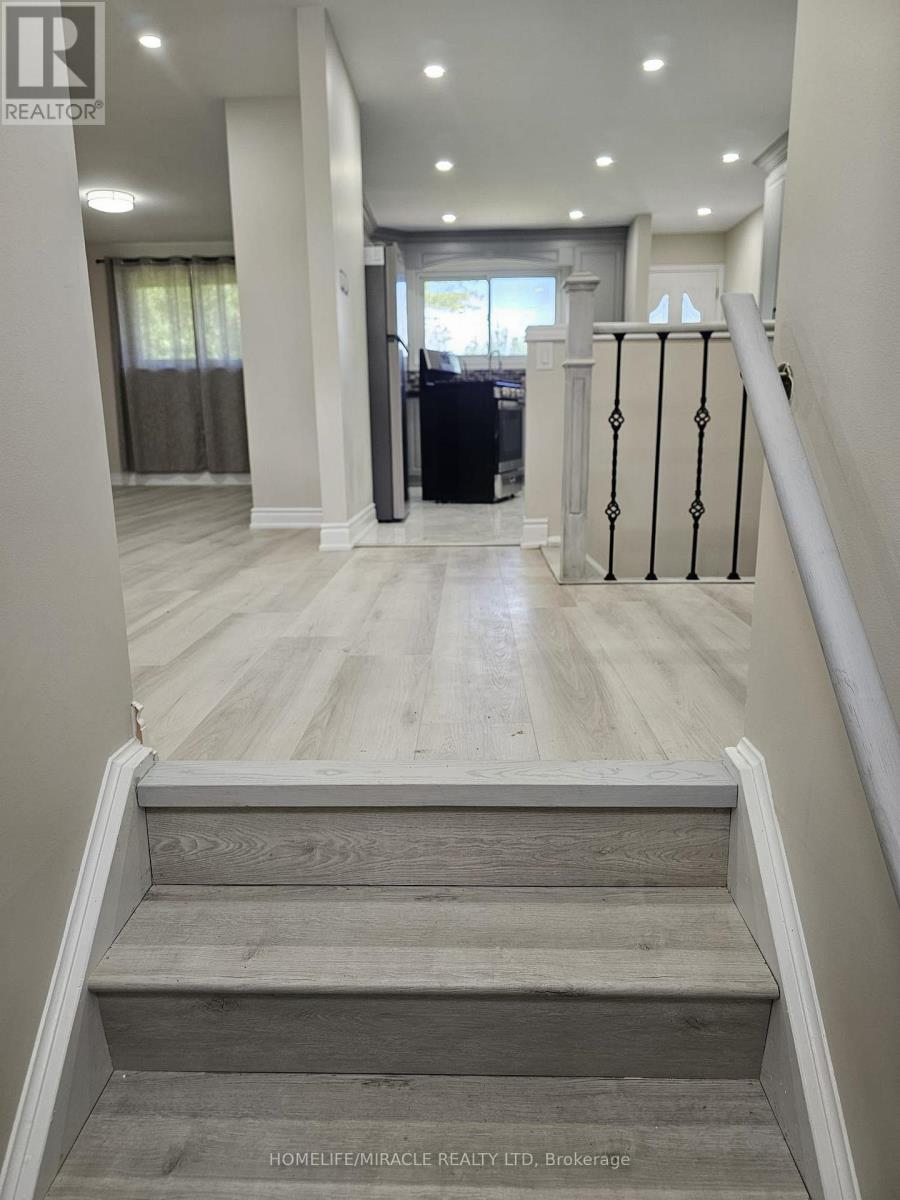 61 Deerfield Crescent, Brampton, Ontario  L6T 1K8 - Photo 7 - W13471176