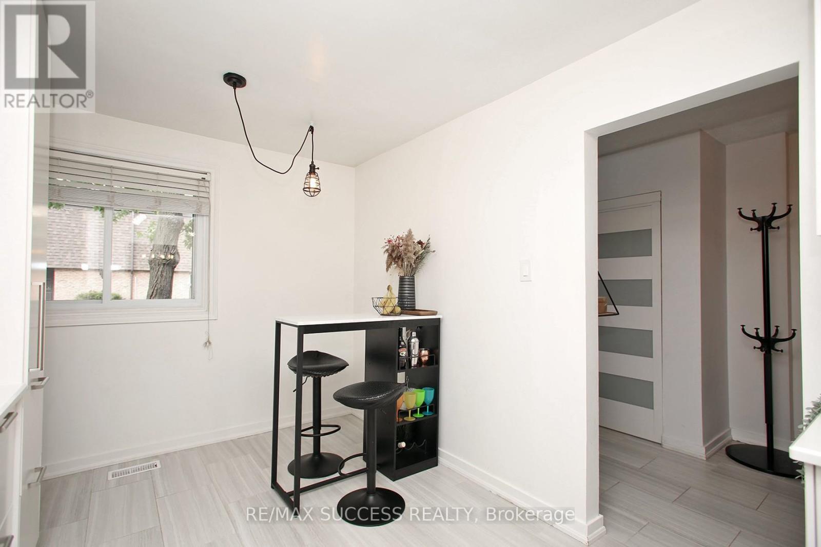 591 - 591 Timber Lane, Burlington, Ontario  L7L 4B1 - Photo 7 - W13471106