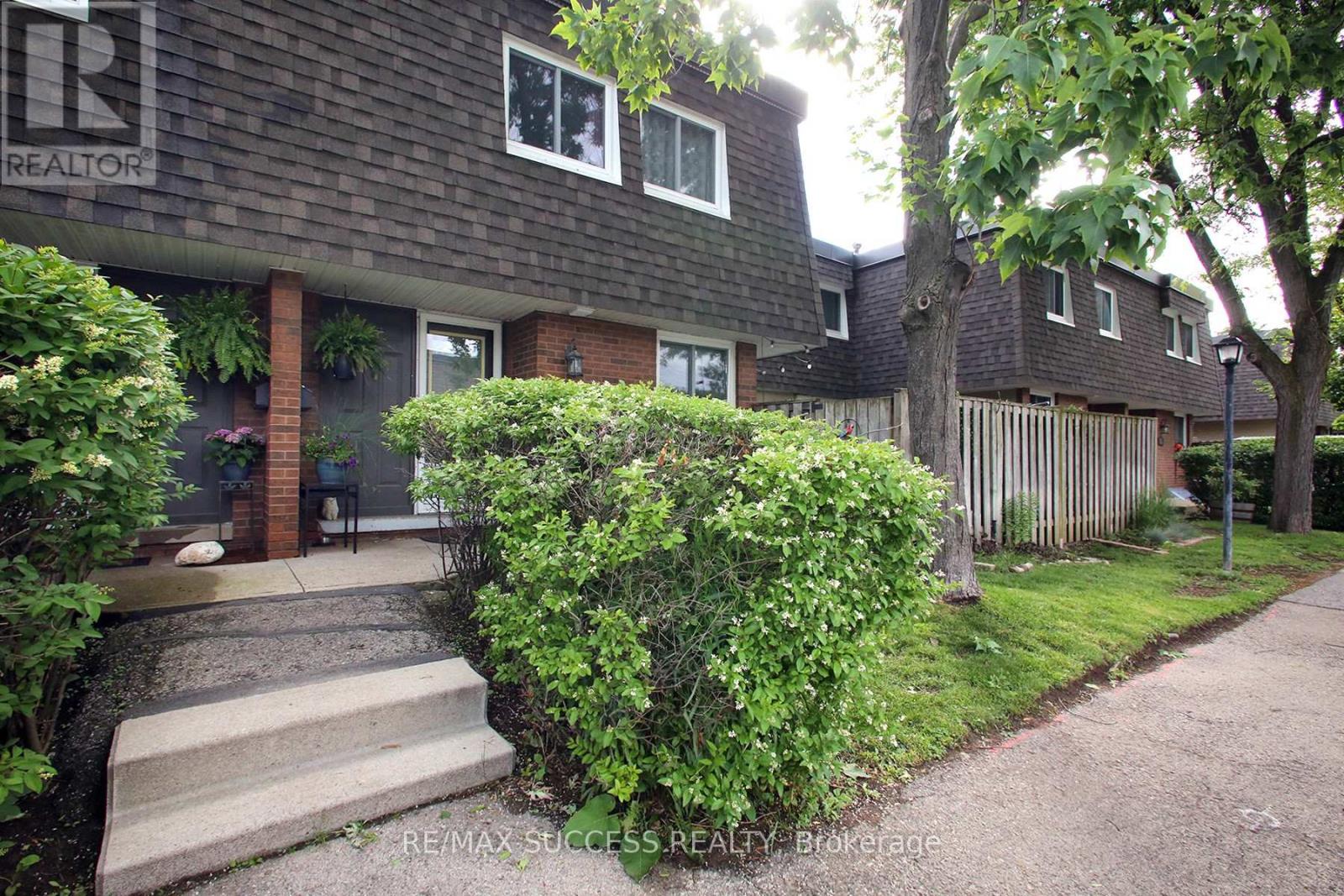 591 - 591 Timber Lane, Burlington, Ontario  L7L 4B1 - Photo 2 - W13471106