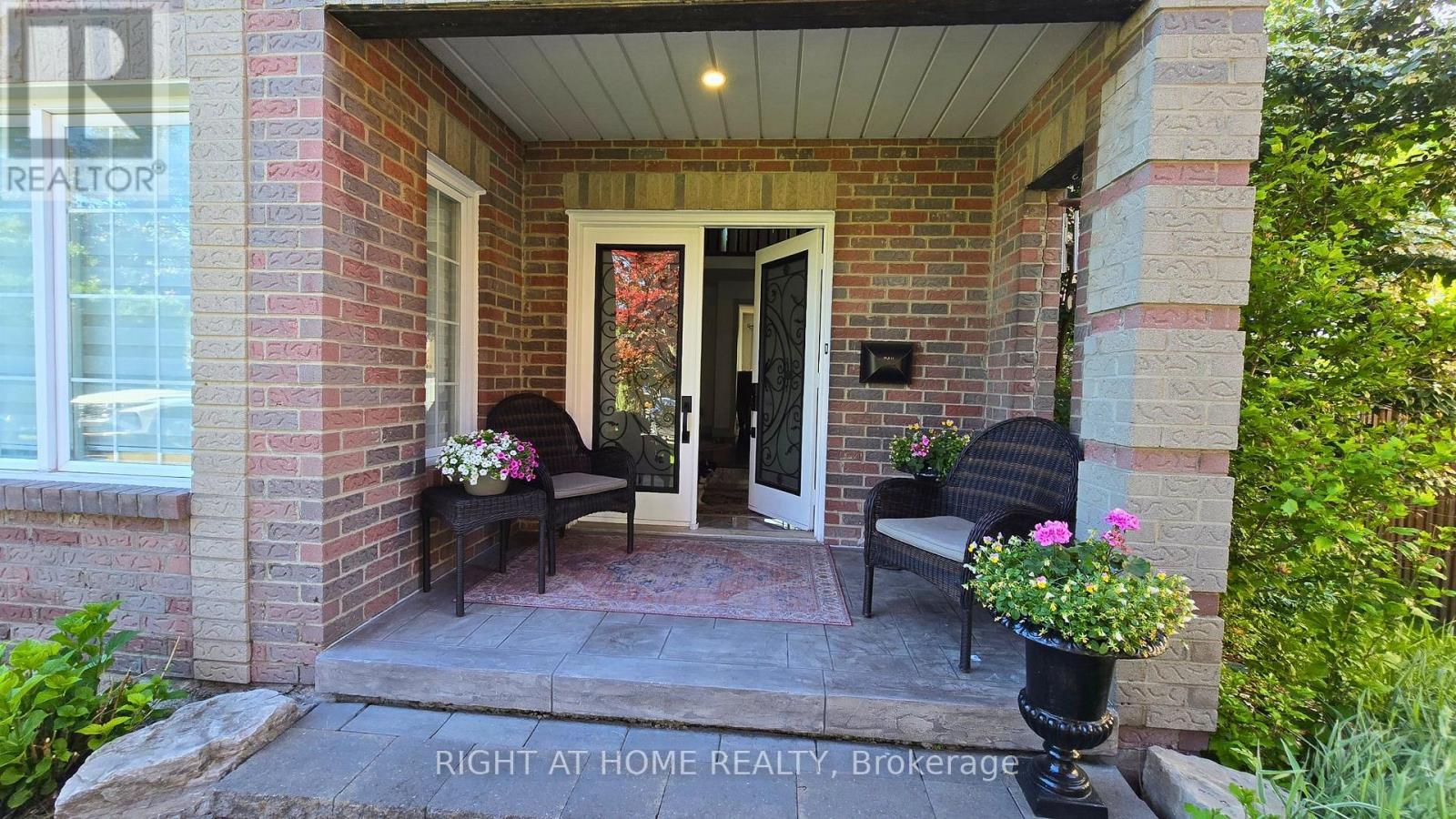 1665 Asgard Drive, Mississauga, Ontario  L5E 3G5 - Photo 4 - W13039420