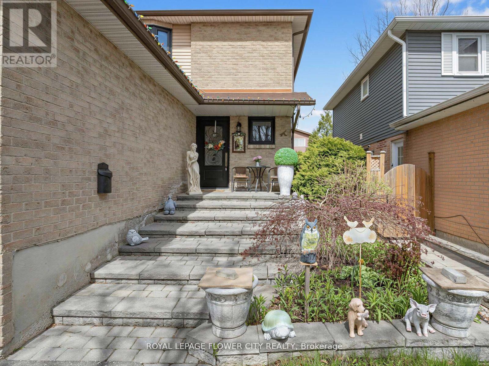 16 Blossom Avenue, Brampton, Ontario L6X 2W3 - Photo 4 - W13471370