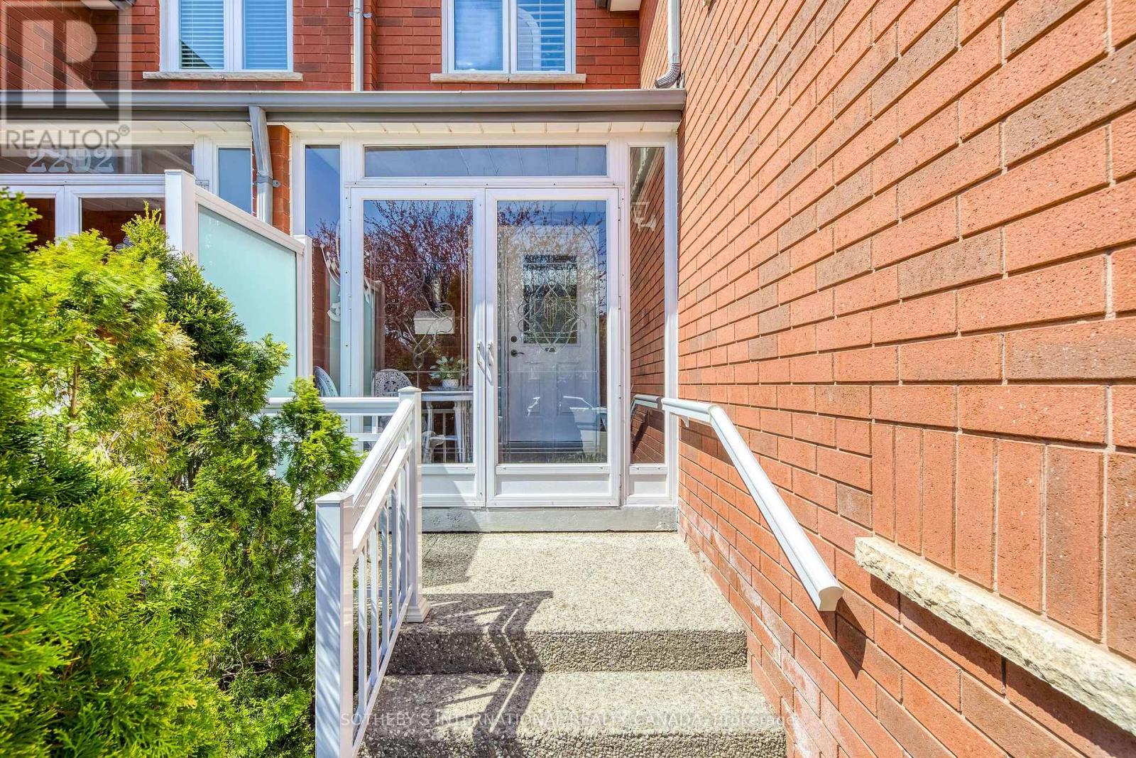 2294 Dale Ridge Drive, Oakville, Ontario L6M 3L5 - Photo 4 - W13469120