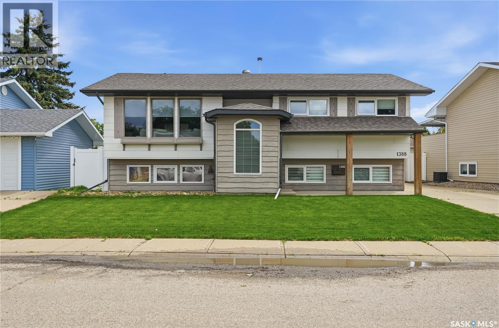 1388 Prince Crescent, Moose Jaw, Saskatchewan S6H 6E5 - Photo 2 - SK040185