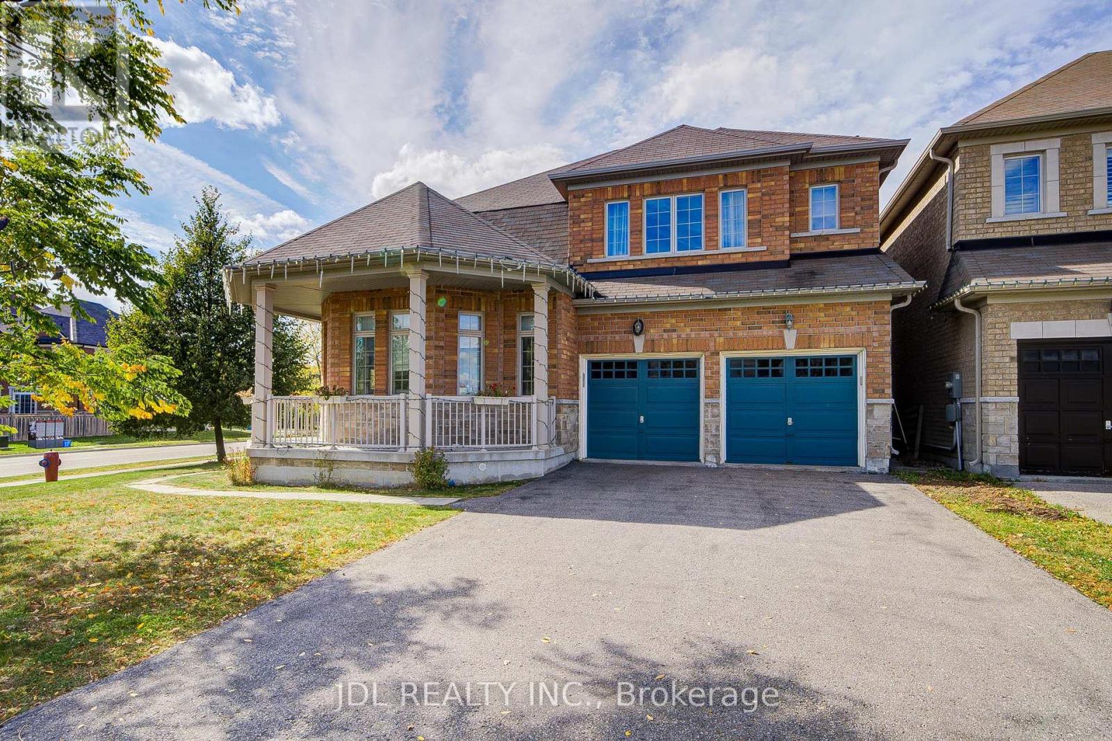 1139 CENOTAPH BOULEVARD, Newmarket, Ontario