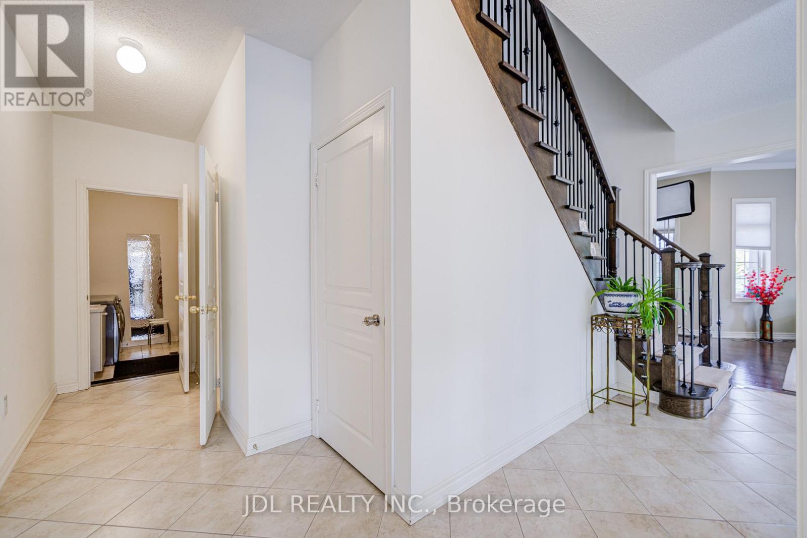 1139 Cenotaph Boulevard, Newmarket, Ontario  L3X 0A7 - Photo 10 - N13471716