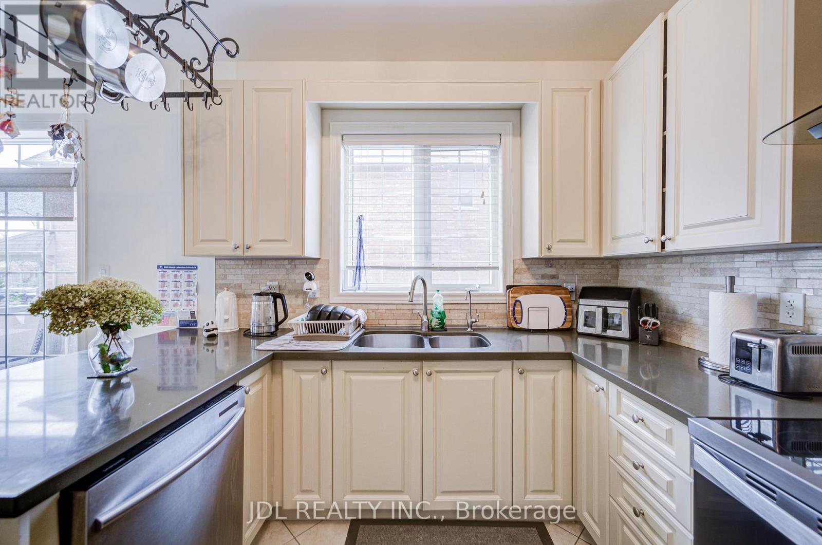 1139 Cenotaph Boulevard, Newmarket, Ontario  L3X 0A7 - Photo 19 - N13471716