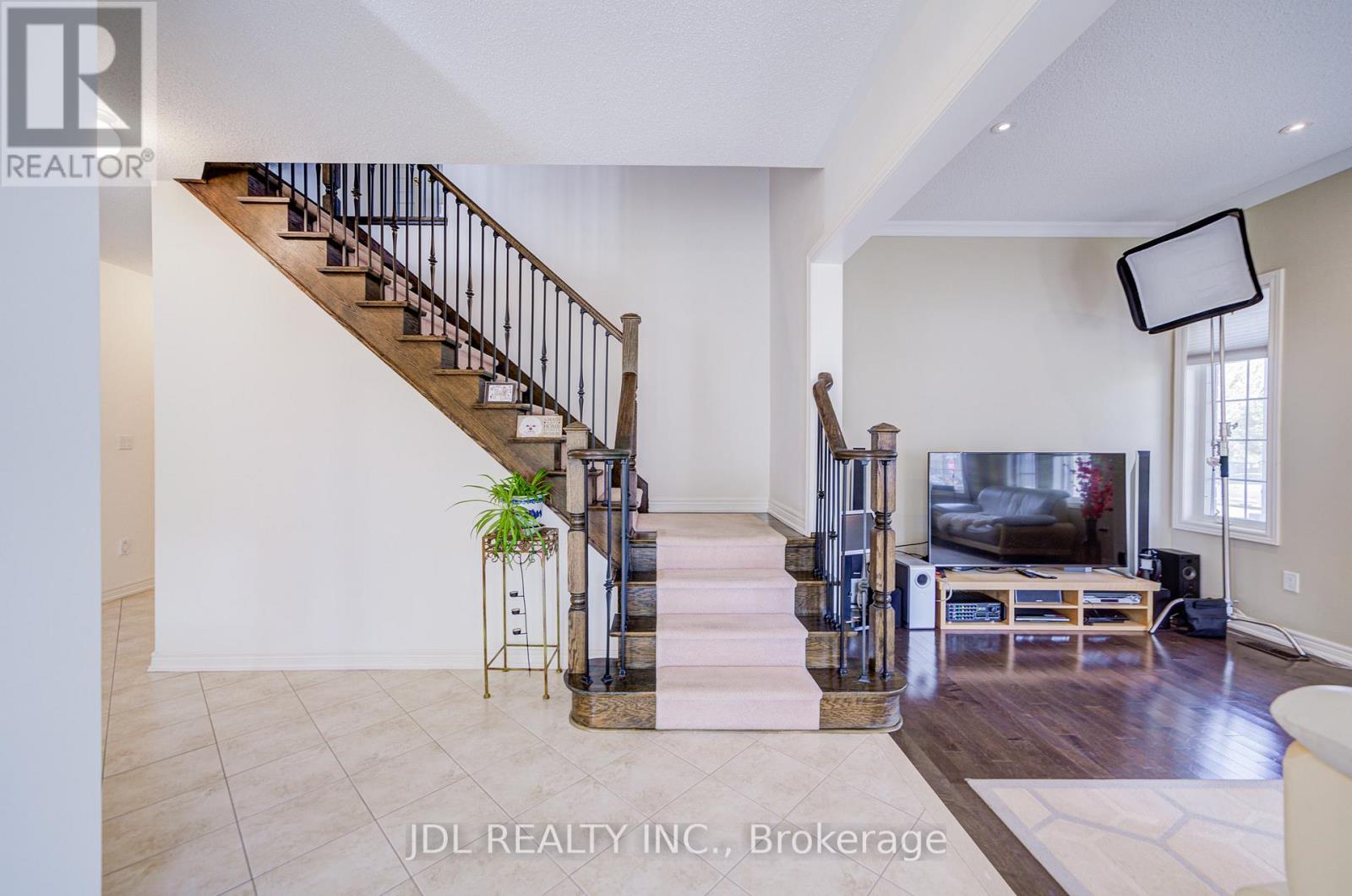 1139 Cenotaph Boulevard, Newmarket, Ontario  L3X 0A7 - Photo 4 - N13471716