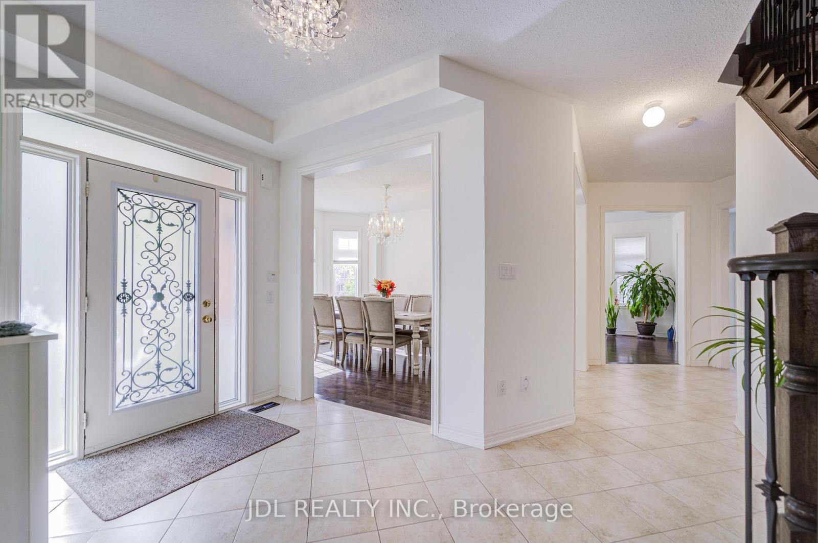1139 Cenotaph Boulevard, Newmarket, Ontario  L3X 0A7 - Photo 5 - N13471716