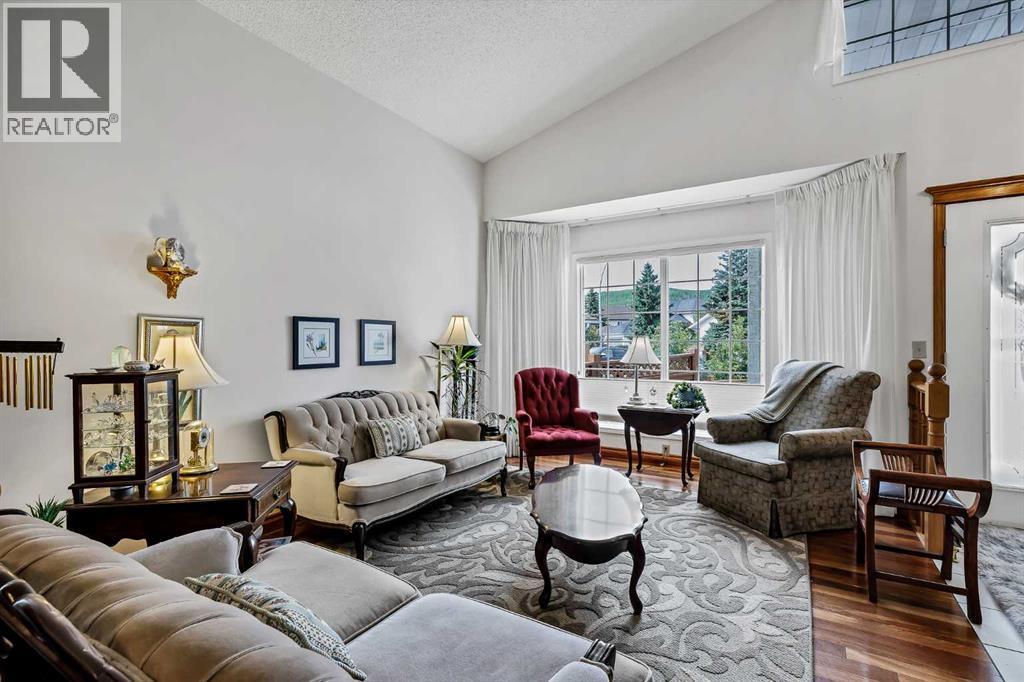 44 Valley Meadow Close NW, Calgary, Alberta  T3B 5M1 - Photo 4 - A2319932